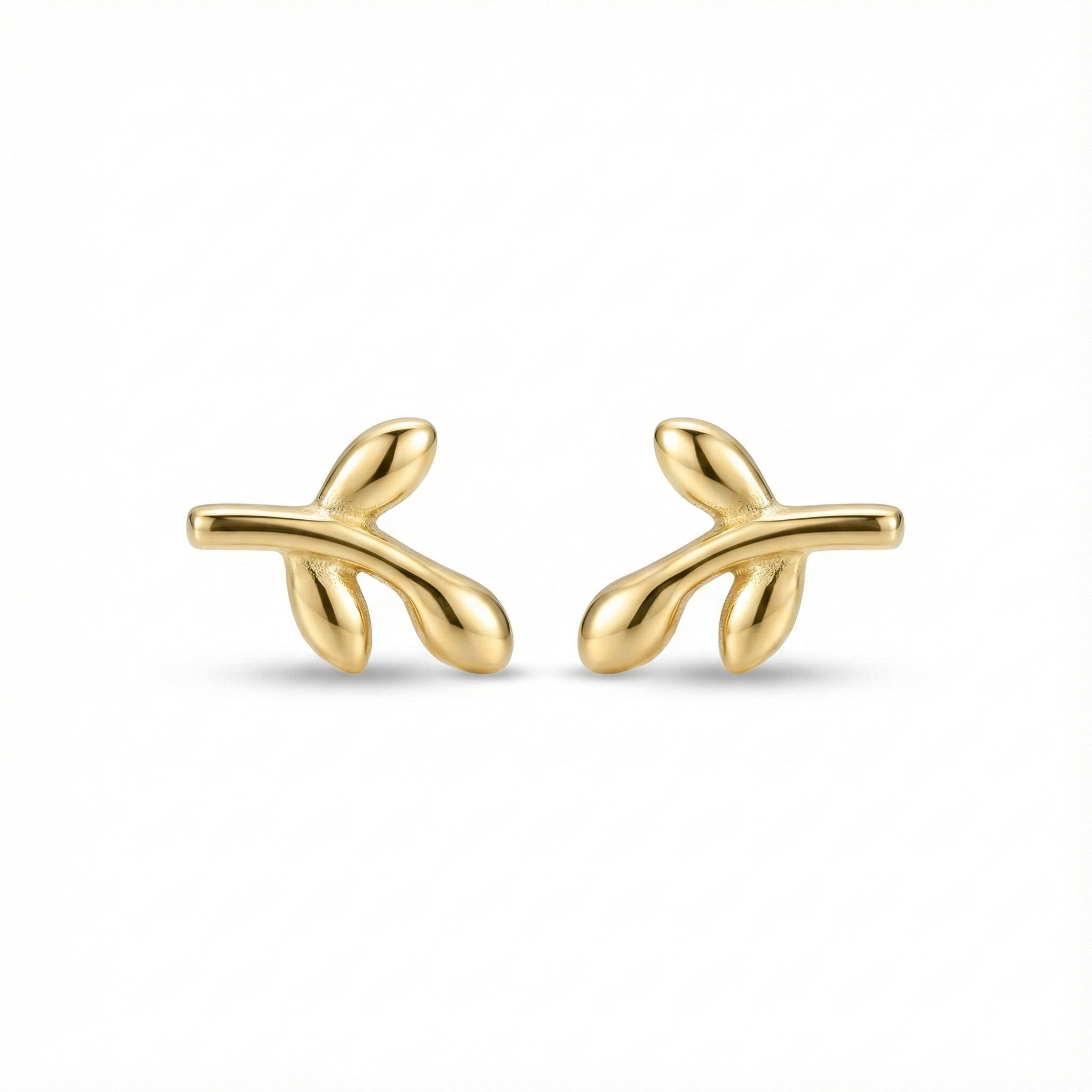 Puces d'oreilles dorées en forme de petite feuille, argent 925 recouvert d'or fin, bijou style nature et bohème.